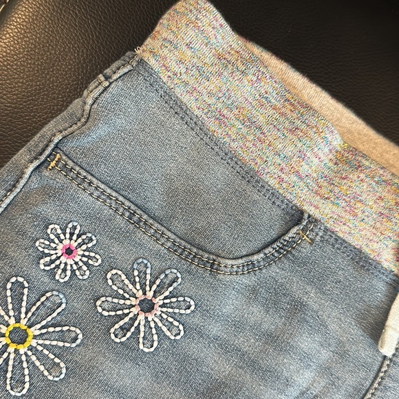 SO Shorts with Embroidered Flowers - Picture 3 of 4